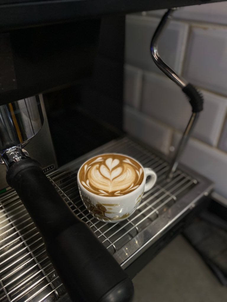 Cappuccino latte arttal a csésze tetején
