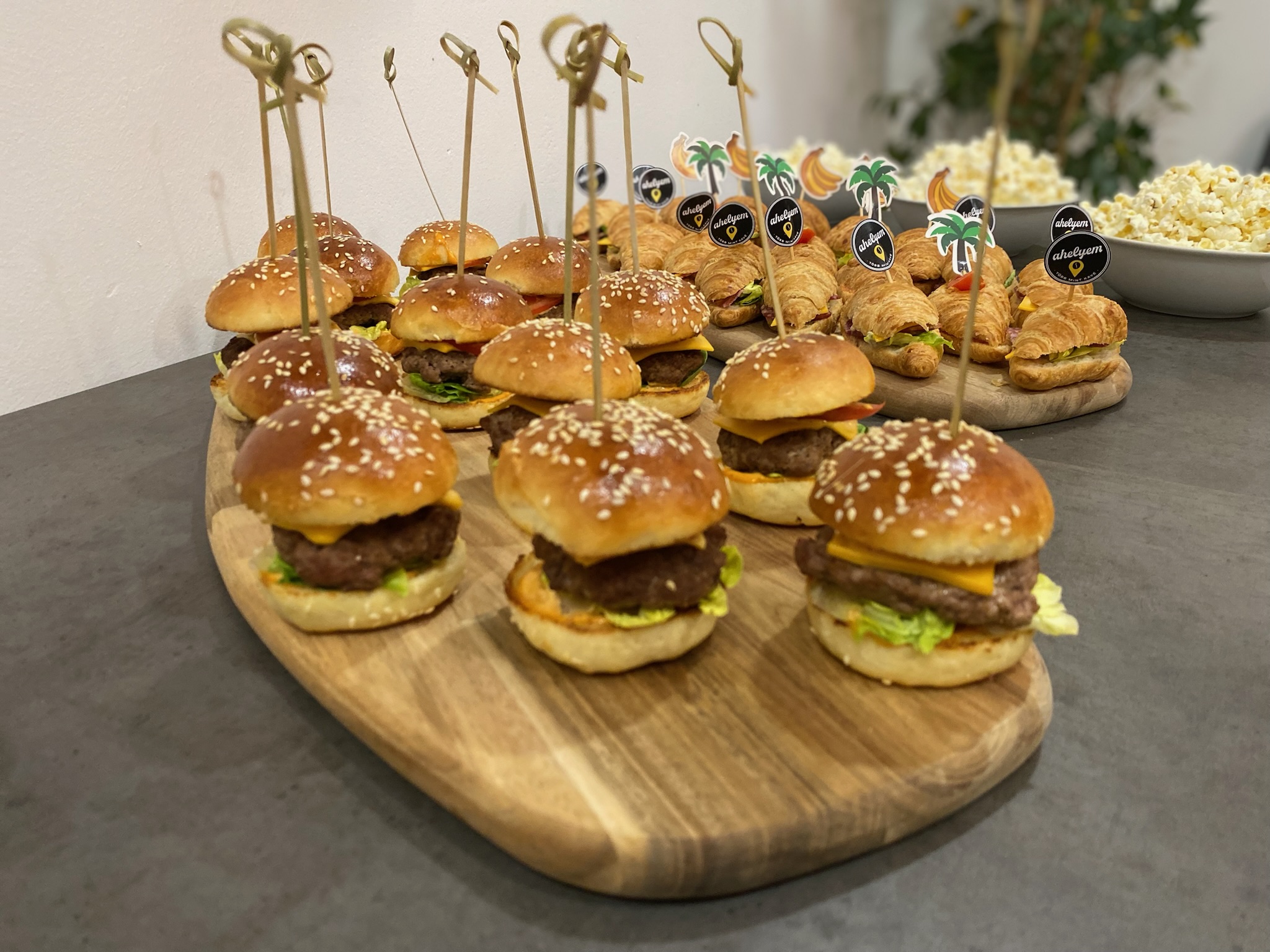 Szülinapi minihamburgerek ahelyem zászlócskákkal, kitelepülésen